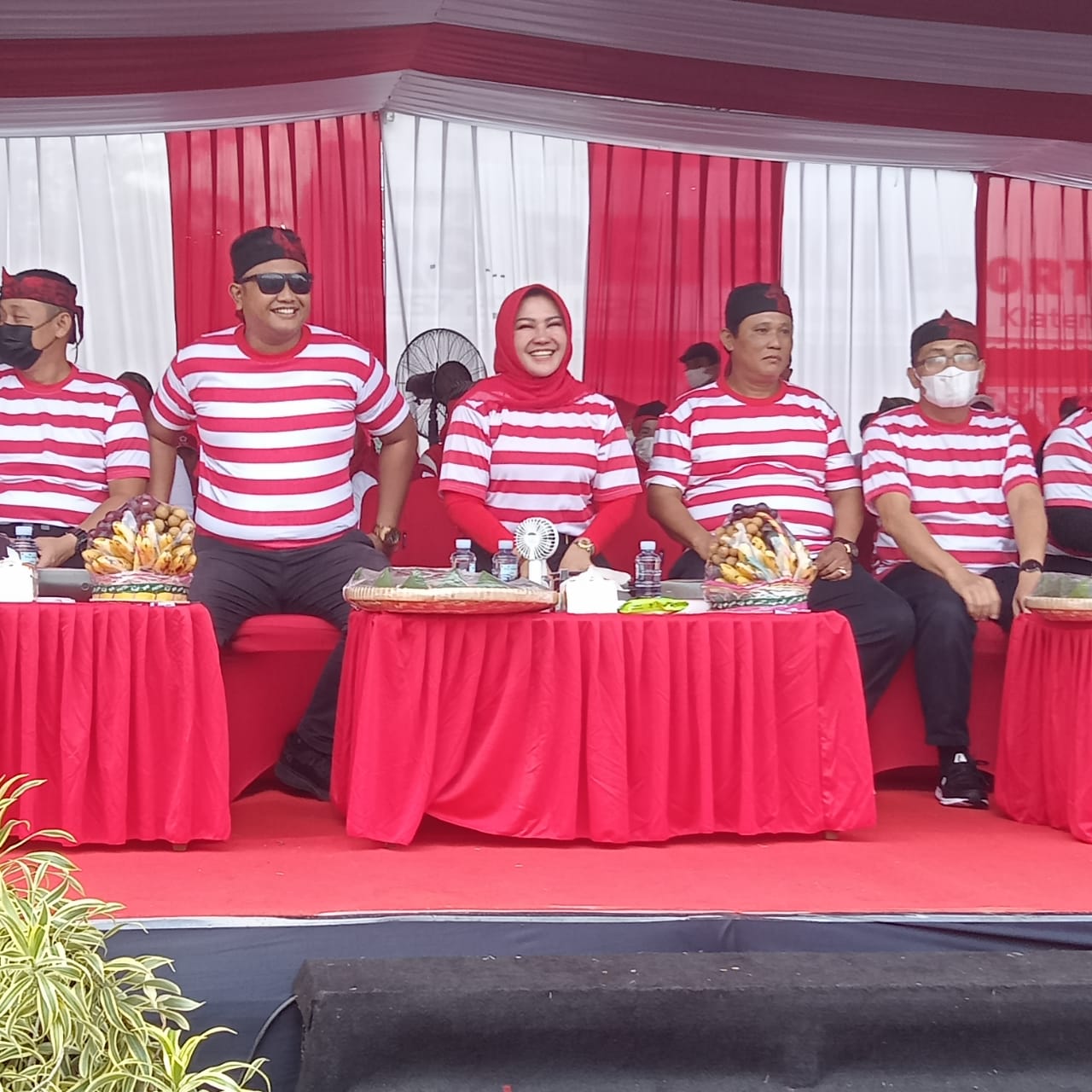 Bupati dan wakil Bupati saat menyaksikan seni budaya reog dan barongsai