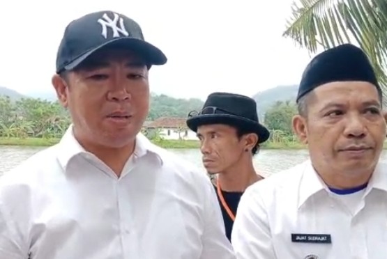 Husein Saidan di dampingi Camat Grogol Ajat Sudrajat 
